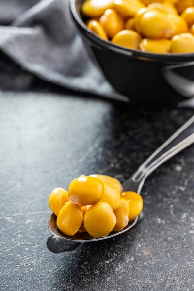 Frijoles Lupin Amarillos Escabeche Cuchara Sobre Mesa Cocina — Foto de Stock