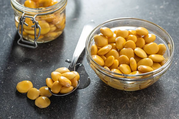 Marinato Giallo Lupin Fagioli Ciotola Sul Tavolo Della Cucina — Foto Stock