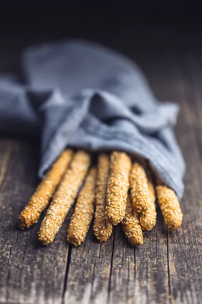 Breadsticks Grissini Paus Pão Com Sementes Gergelim Mesa Madeira — Fotografia de Stock