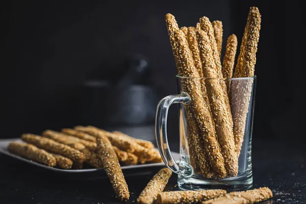 Breadsticks Grissini Palitos Pão Com Sementes Gergelim Mesa Preta — Fotografia de Stock