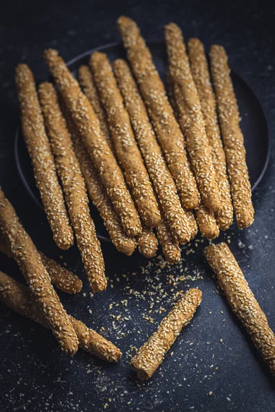 Breadsticks Grissini Broodstokjes Met Sesamzaad Zwarte Tafel — Stockfoto