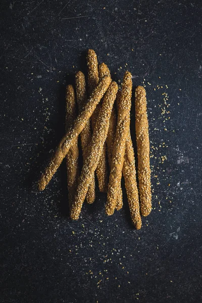 Breadsticks Grissini Varas Pão Com Sementes Gergelim Mesa Preta Vista — Fotografia de Stock