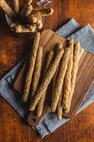 Breadsticks Grissini Broodstokjes Met Sesamzaad Houten Tafel Bovenaanzicht — Stockfoto