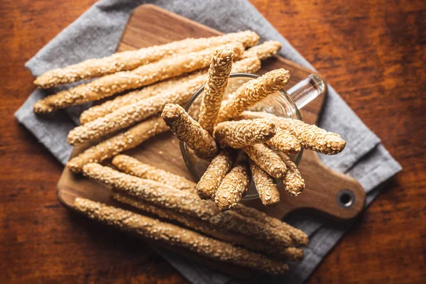 Breadstix Grissini Tahta Masada Susam Tohumlu Ekmek Çubukları Üst Görünüm — Stok fotoğraf