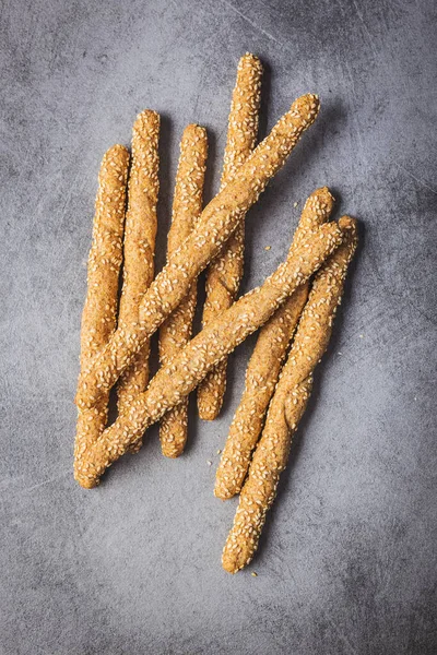 Breadsticks Grissini Paus Pão Com Sementes Gergelim Mesa Cozinha Vista — Fotografia de Stock