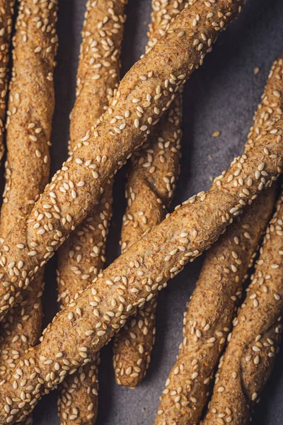 Breadsticks Grissini Paus Pão Com Sementes Gergelim Mesa Cozinha Vista — Fotografia de Stock