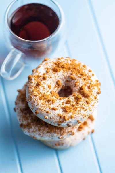 Ciambella Glassata Dolce Con Spruzzi Sul Tavolo Cucina Blu — Foto Stock