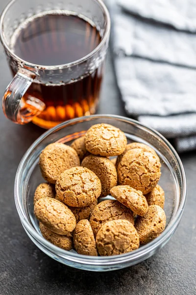 Amaretti Koekjes Zoete Italiaanse Amandelkoekjes Theekopje Keukentafel — Stockfoto