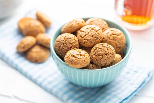 Amaretti Bisküvileri Mutfak Masasındaki Kasede Tatlı Talyan Badem Kurabiyeleri — Stok fotoğraf