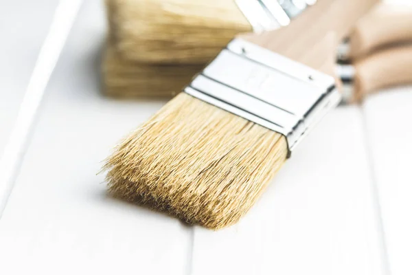 Set Van Schone Penselen Witte Tafel — Stockfoto