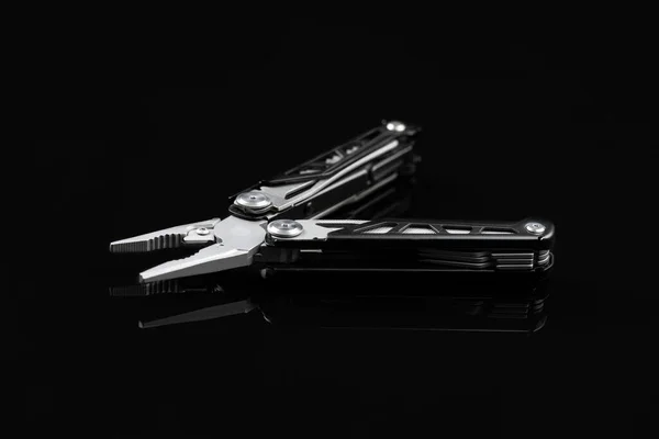 Многоинструментальные Плоскогубцы Другими Инструментами Ножом Многофункциональные Плоскогубцы Черном Фоне — стоковое фото