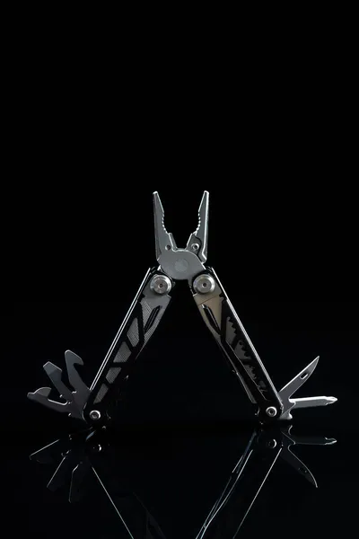 Многоинструментальные Плоскогубцы Другими Инструментами Ножом Многофункциональные Плоскогубцы Черном Фоне — стоковое фото