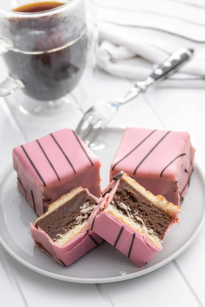 Doux Gâteau Dessert Savoureux Rose Sur Assiette — Photo