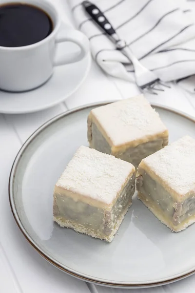 Süßer Kuchen Leckeres Kokosdessert Auf Dem Teller — Stockfoto