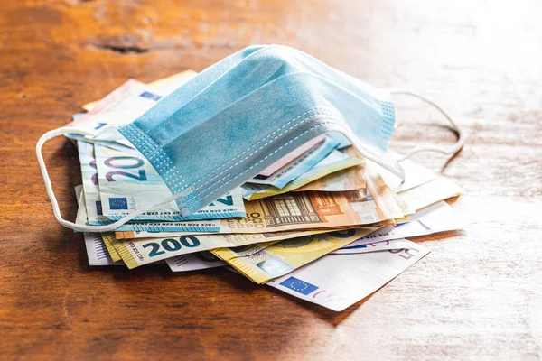 Koruyucu Yüz Maskesi Euro Banknotları Tahta Masada Coronavirus Koruması — Stok fotoğraf