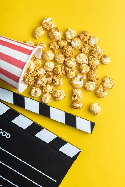 Süßes Karamell Popcorn Und Klappbrett Auf Gelbem Hintergrund Ansicht Von — Stockfoto