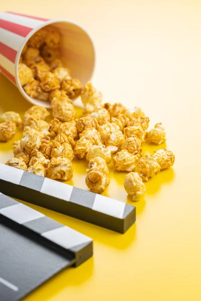 Süßes Karamell Popcorn Und Klappbrett Auf Gelbem Hintergrund — Stockfoto