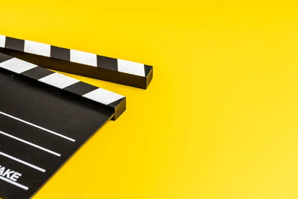 黄色の背景に黒のクラッパーボード — ストック写真
