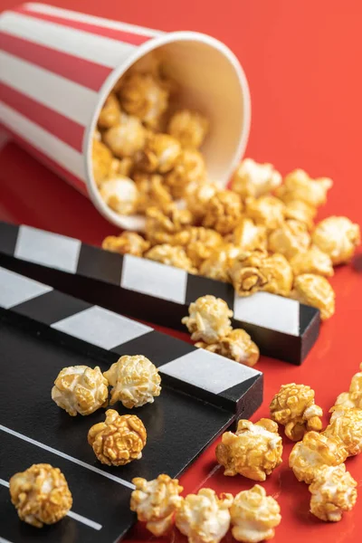 Słodki Popcorn Karmelowy Deska Klaszcząca Czerwonym Tle — Zdjęcie stockowe