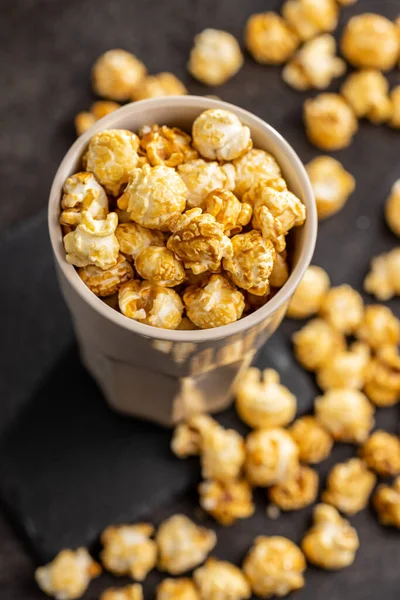 Sladký Karamelový Popcorn Šálku Černém Stole — Stock fotografie