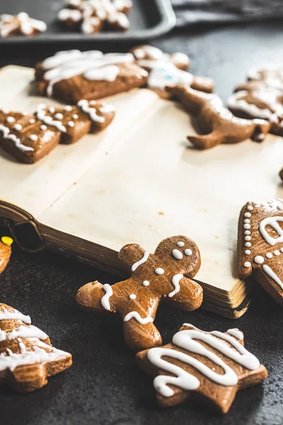 Hemlagad Söt Jul Pepparkakor Och Kokbok Svart Bord — Stockfoto