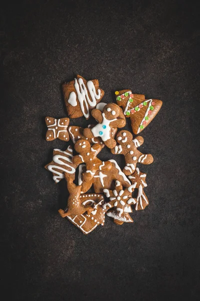 Домашнє Солодке Різдвяне Імбирне Печиво Чорному Столі Вид Зверху — стокове фото