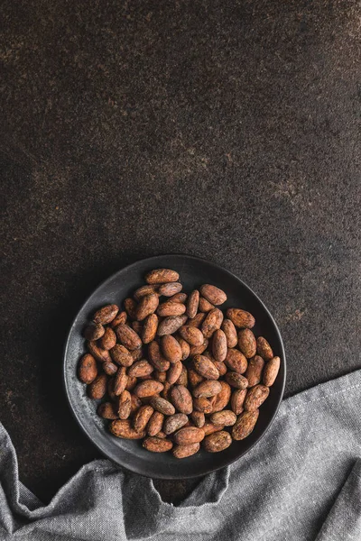Gedroogde Cacaobonen Cacaobonen Het Bord Bovenaanzicht — Stockfoto