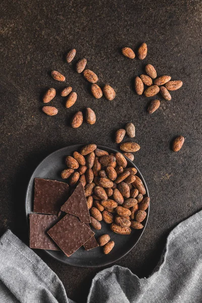Getrocknete Kakaobohnen Und Schokoladenriegel Kakaobohnen Auf Teller Ansicht Von Oben — Stockfoto