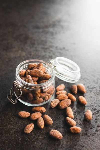 Gedroogde Cacaobonen Cacaobonen Pot Keukentafel — Stockfoto