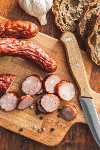 Smoked Pork Sausages Sliced Salami Cutting Board Top View — Zdjęcie stockowe