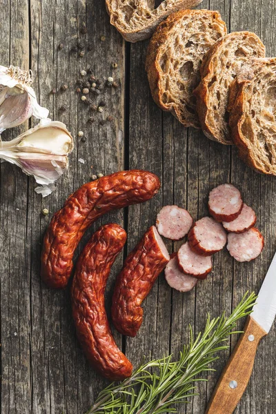 Smoked Pork Sausages Sliced Salami Wooden Table Top View — Stock Photo, Image