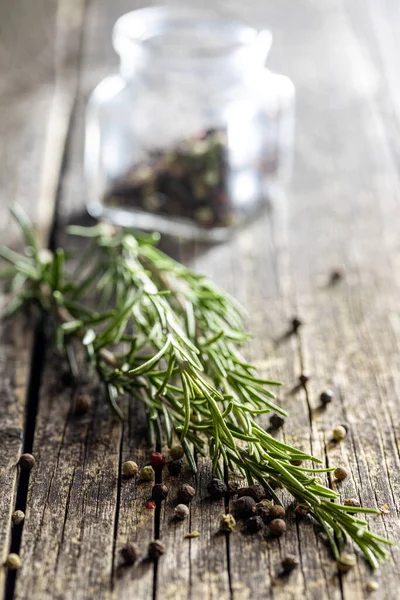 Grüner Rosmarinzweig Und Ganze Paprikawürze Auf Holztisch — Stockfoto