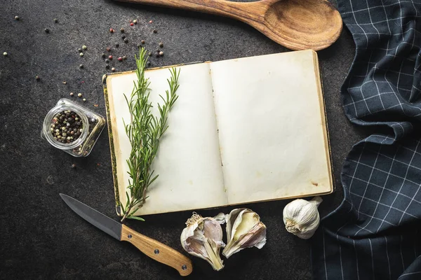 Leere Kochbücher Und Gewürze Rezeptbuch Mit Rosmarinzweig — Stockfoto