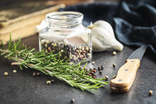 Green Rosemary Branch Garlic Whole Pepper Spice Black Table — Stock Photo, Image