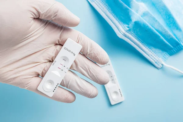 Positive Covid Antigen Test Hand Coronavirus Antigen Rapid Test Blue — Stock Photo, Image