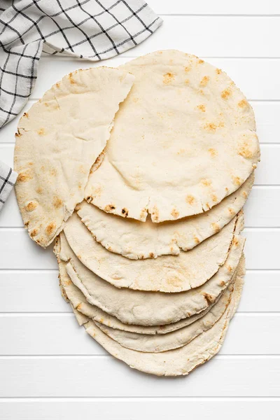 阿拉伯面包白桌上的平底锅面包 顶部视图 — 图库照片