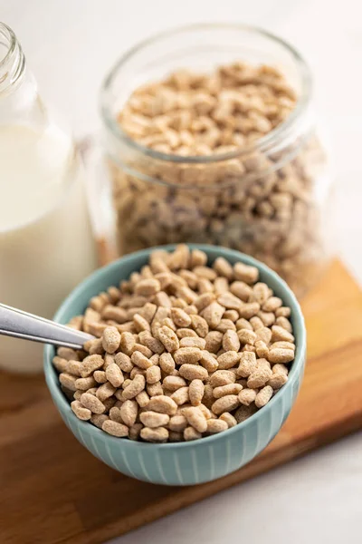 Cereales Desayuno Avena Aparece Tazón Tabla Cortar —  Fotos de Stock