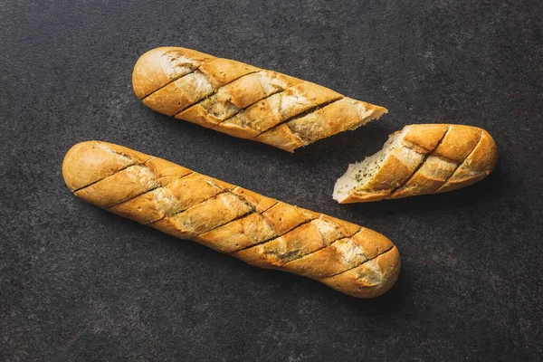 Baguette Mit Knoblauchbutter Knackig Geschnittenes Knoblauchbrot Auf Schwarzem Tisch Ansicht — Stockfoto