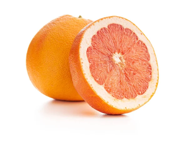 柑橘类水果片 切碎的新鲜柚子 在白色背景下隔离 — 图库照片
