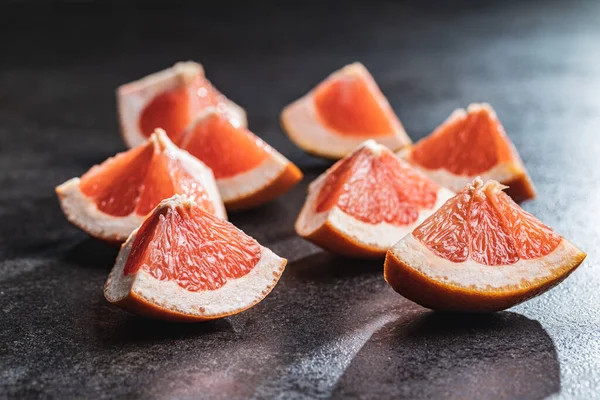 柑橘类水果片 在黑桌上切碎新鲜柚子 — 图库照片