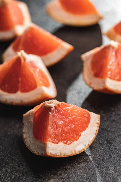 柑橘类水果片 在黑桌上切碎新鲜柚子 — 图库照片