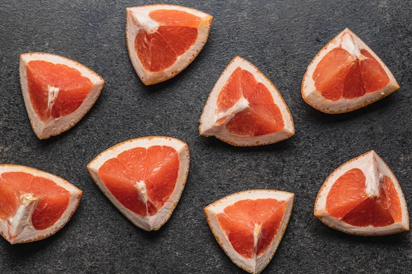 柑橘类水果片 把新鲜的柚子切在黑桌上 顶部视图 — 图库照片