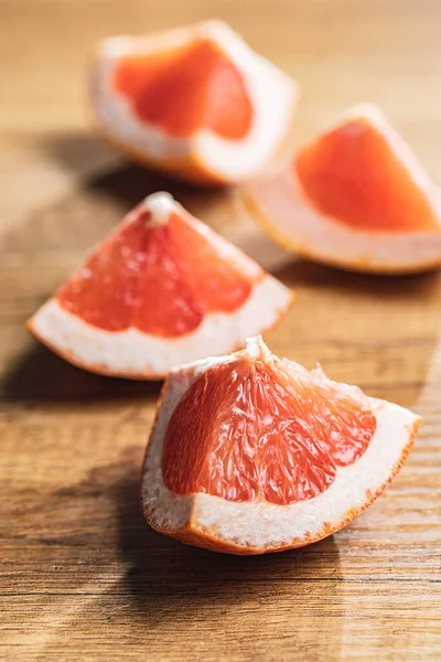 Sliced Citrus Fruit Chopped Fresh Grapefruit Wooden Table — Stock Photo, Image