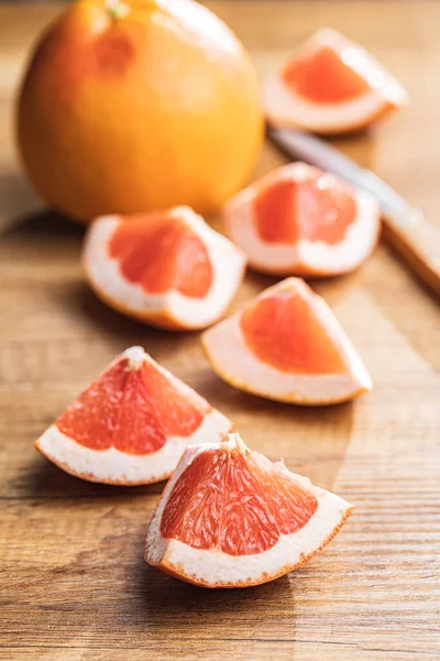柑橘類のスライス 木のテーブルの上に新鮮なグレープフルーツをみじん切り — ストック写真
