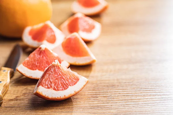 柑橘类水果片 在木制桌子上切下新鲜柚子 — 图库照片