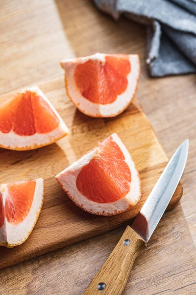 Zitrusfrüchte Scheiben Schneiden Gehackte Frische Grapefruit Auf Einem Schneidebrett — Stockfoto