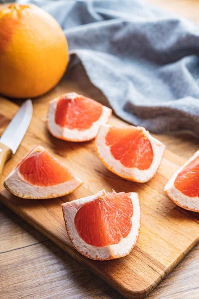 Frutas Cítricas Cortadas Toranja Fresca Picada Uma Tábua Corte — Fotografia de Stock