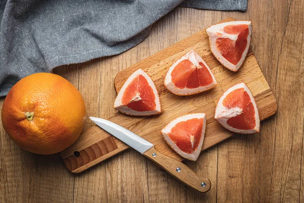 柑橘类水果片 在切菜板上切碎新鲜柚子 顶部视图 — 图库照片