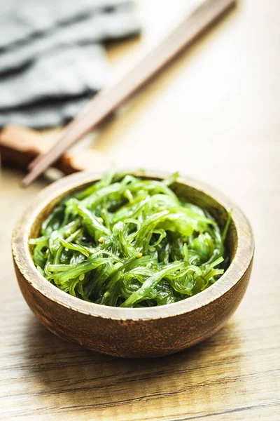 Yeşil Wakame Tahta Bir Masada Kasede Yosun Salatası — Stok fotoğraf