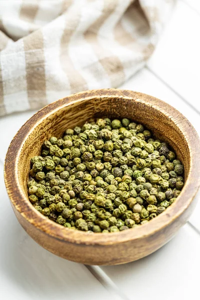 Gedroogde Groene Peperkorrel Droog Groen Peper Kruid Schaal Een Witte — Stockfoto